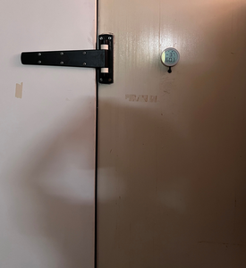 yxnerum-hotell-installerte-temperaturalarm bildeserie. Bilde 4